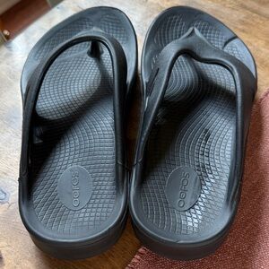 OOFOS Black Comfort Sandals